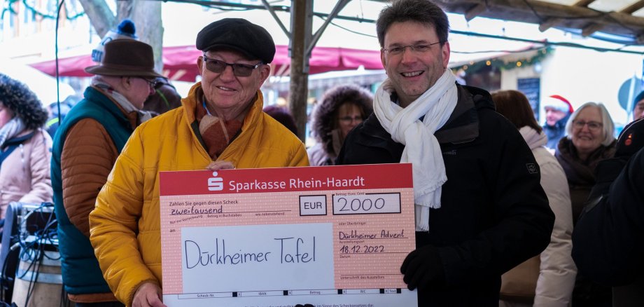 v.l.n.r. Bad Dürkheimer Tafel e. V. – vertreten durch Theo Burkhardt – und Bürgermeister Glogger bei der Spendenübergabe.
