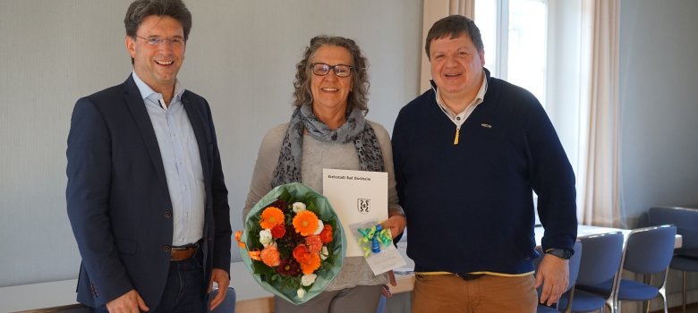 Bürgermeister Glogger und Personalratsmitglied Dirk Friedrich verabschieden Rosel Bajan in den Ruhestand