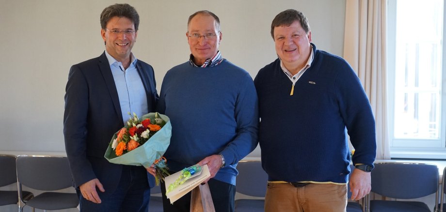 Bürgermeister Christoph Glogger und Personalratsmitglied Dirk Friedrich ehren Volker Rudy für 25 Jahre Dienstjubiläum