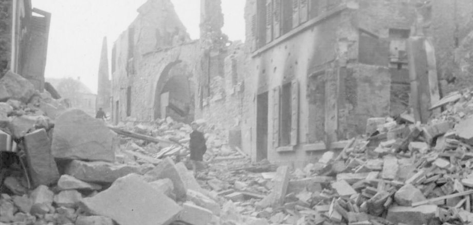 Bad Dürkheimer Gendarmeriestraße nach der Bombardierung im Jahr 1945 Straße in Bad Dürkheim nach Bombenangriff mit zerstörten Häusern