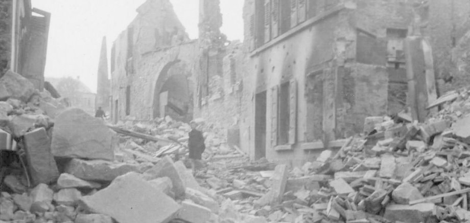Straße in Bad Dürkheim nach Bombenangriff mit zerstörten Häusern 