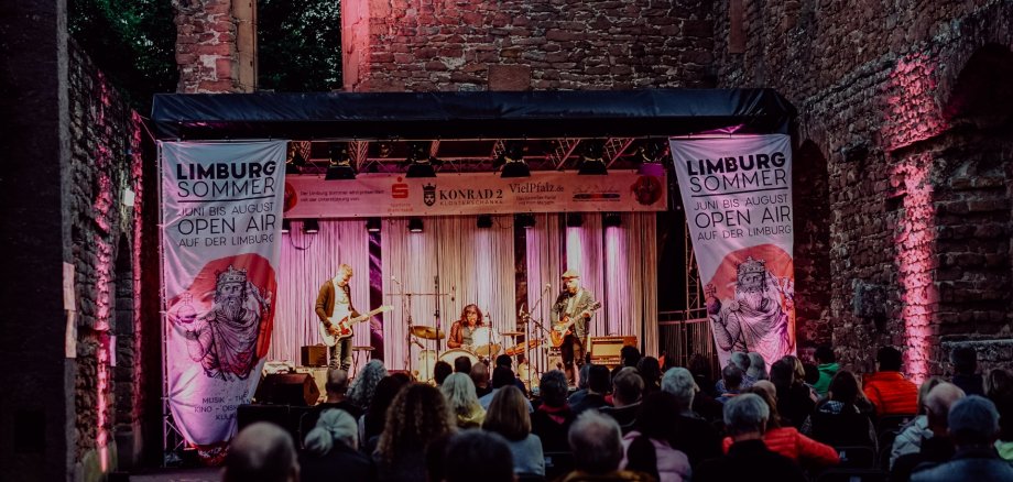 Bans spielt auf Bühne im Rahmen des Limburg Sommer 2022 an einem lauem Sommerabend