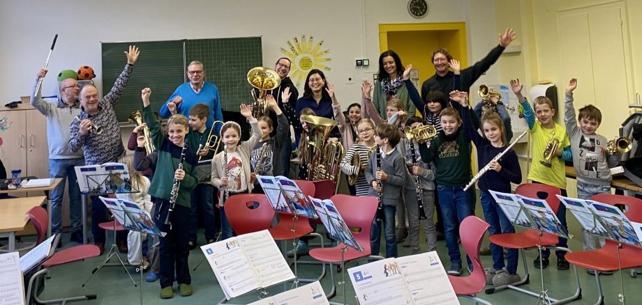 Gruppenbild einer Musikschulklasse mit ihren Instrumenten