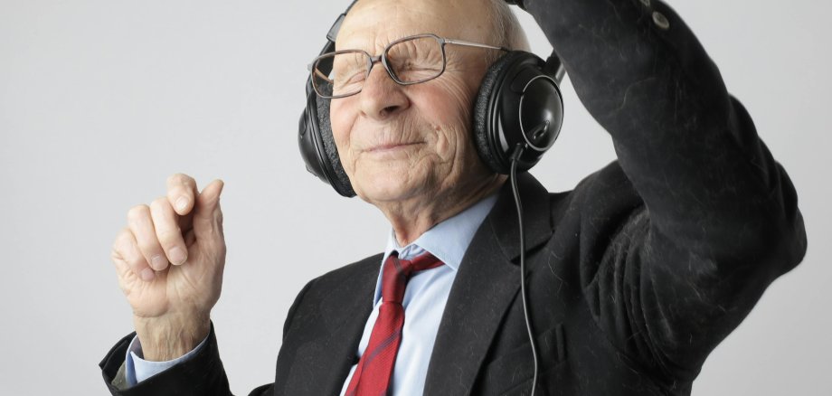 Senior hört Musik