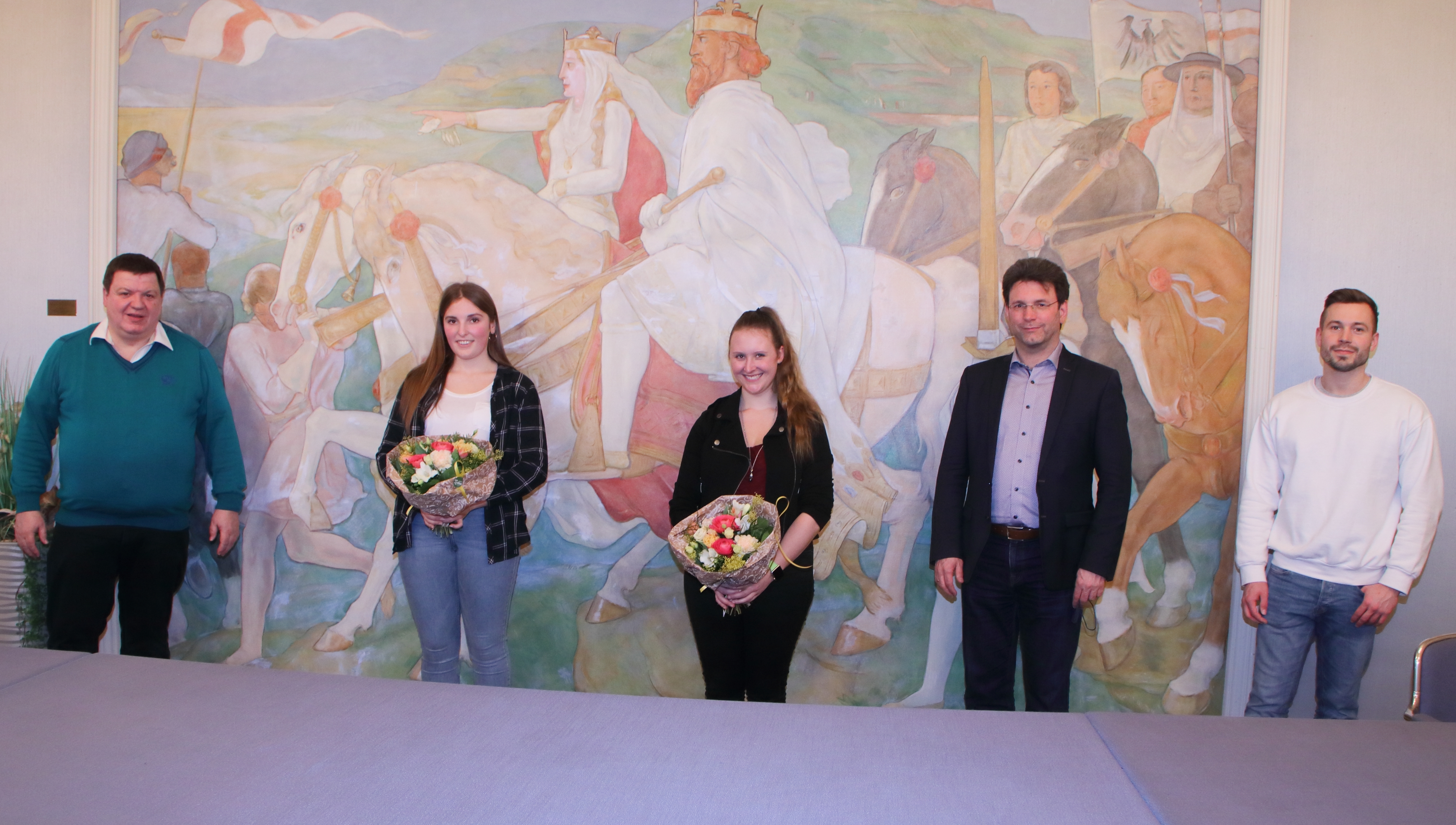 Feierstunde Julia Göbel und Chiara Amborn v.l.n.r.: Dirk Friedrich, Julia Göbel, Chiara Amborn, Bürgermeister Christoph Glogger und Luca Boller.