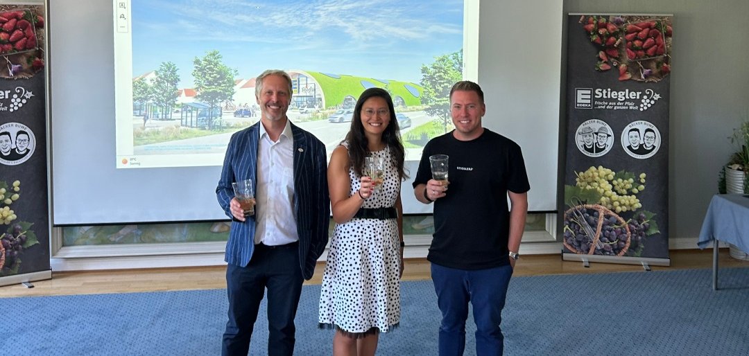 v.l.n.r. Alex Herrle (Gebietsexpansionsleiter bei EDEKA Südwest), Bürgermeisterin Natalie Bauernschmitt und Sven Stiegler (Geschäftsführer EDEKA Stiegler)