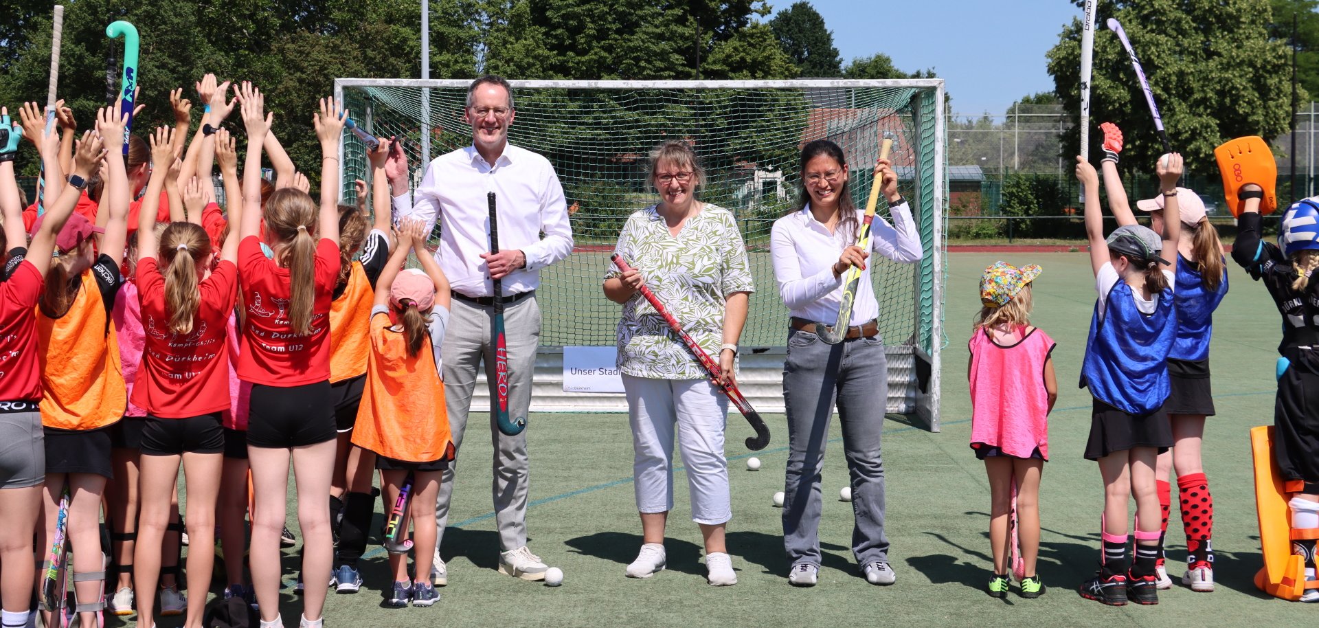 Innenminister Michael Ebling, Sozialdezernentin Angela Strobel und Bürgermeisterin Natalie Bauernschmitt mit jubeldenden Kindern