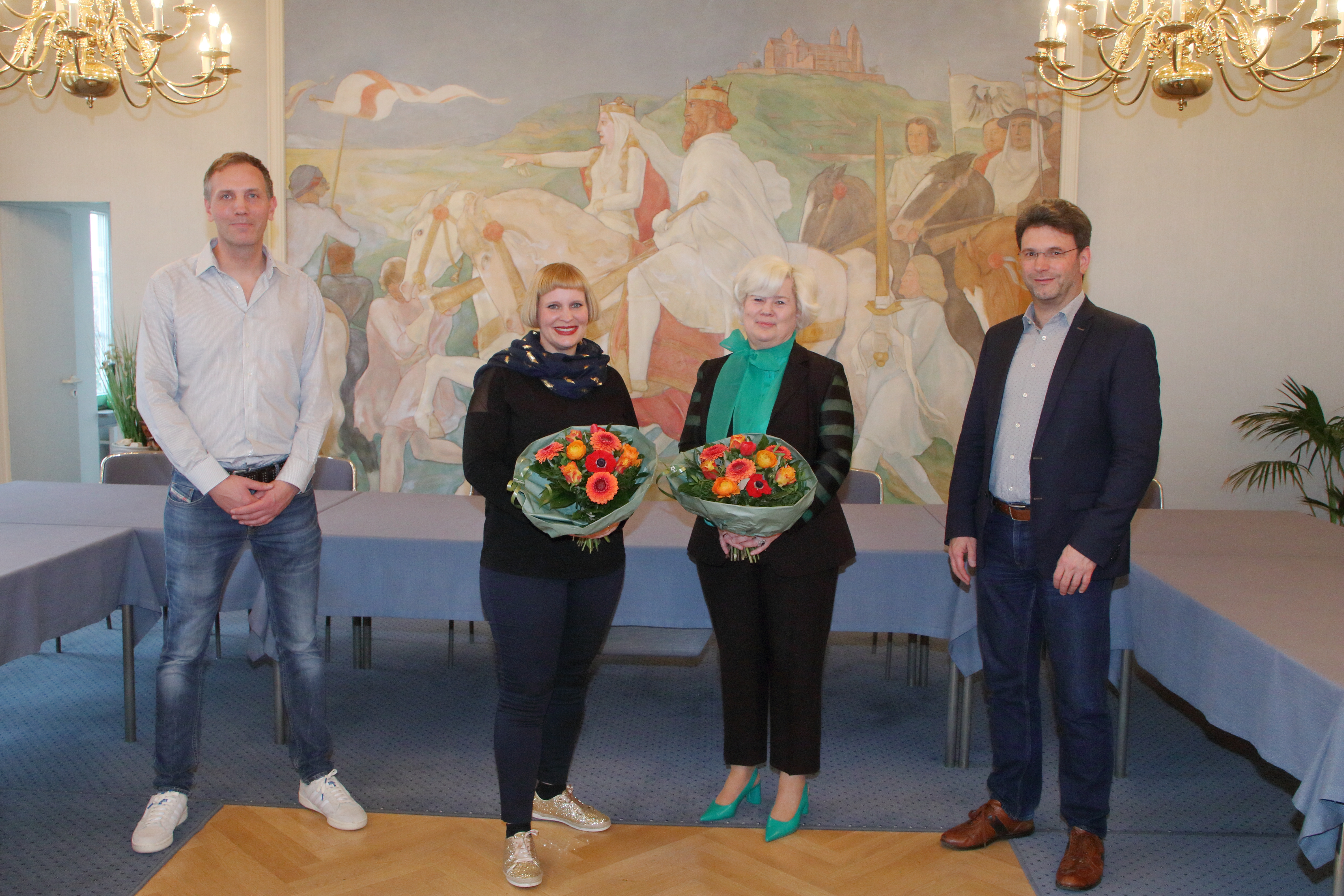 Bürgermeister Christoph Glogger (r.) und Personalratsvorsitzender Steffen Gauweiler (l.) mit Marion Rodach (2.v.l.) und Christine Schneider-Joseph (2.v.r.)