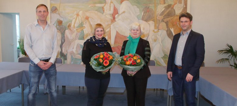 Bürgermeister Christoph Glogger (r.) und Personalratsvorsitzender Steffen Gauweiler (l.) mit Marion Rodach (2.v.l.) und Christine Schneider-Joseph (2.v.r.)