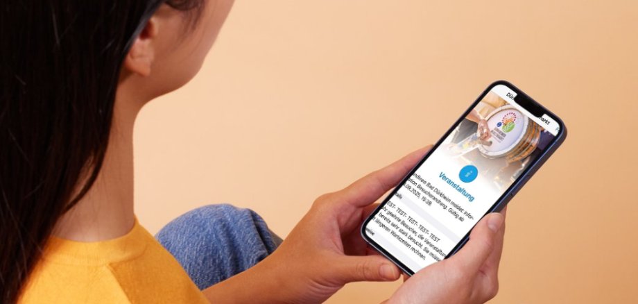 Frau mit Handy in Hand