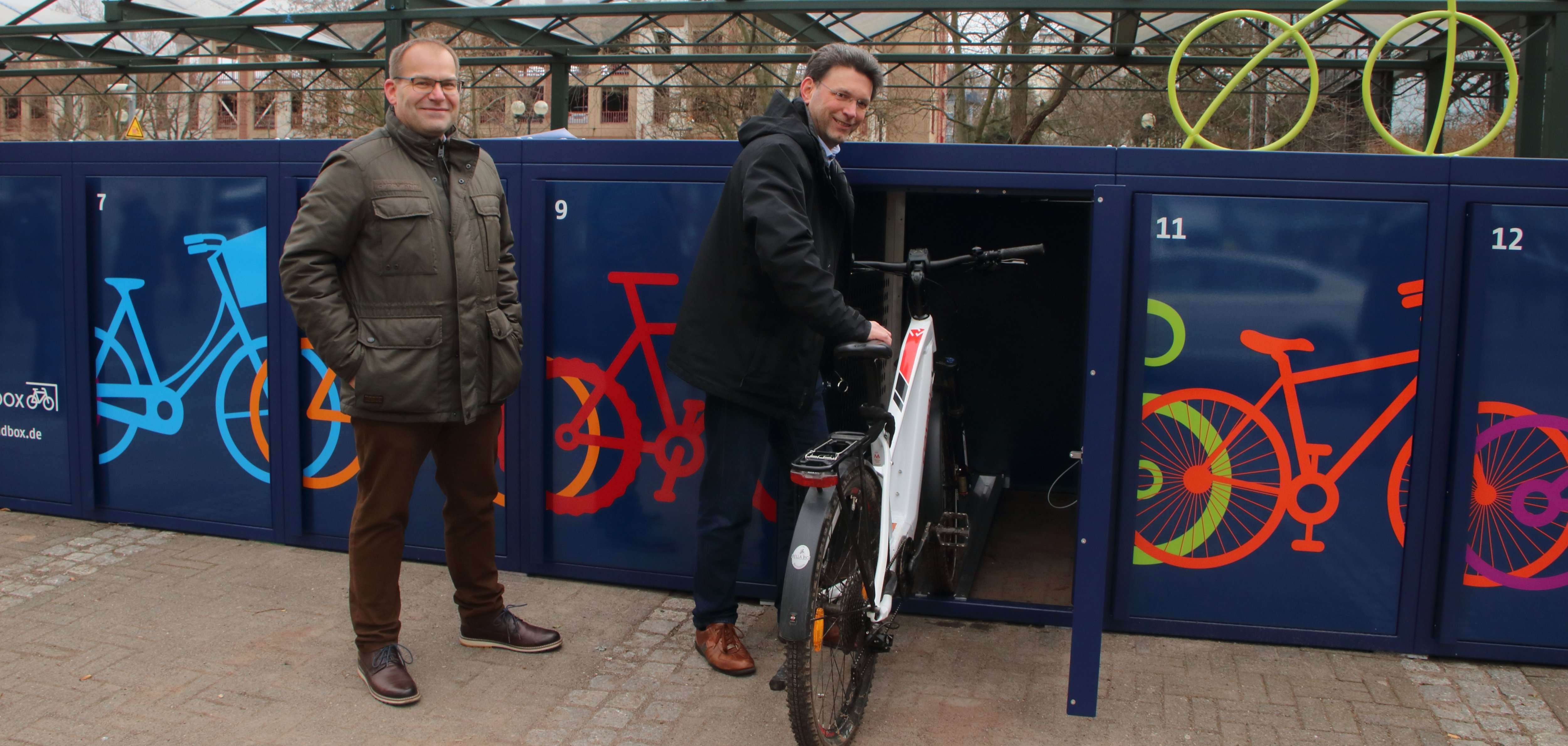 Präsentation der VRNradboxen Bürgermeister Christoph Glogger (rechts) und Christian Wühl, Abteilungsleiter Planung und Angebot beim VRN (links) bei der Vorstellung der neuen VRNradboxen am Bad Dürkheimer Bahnhof.