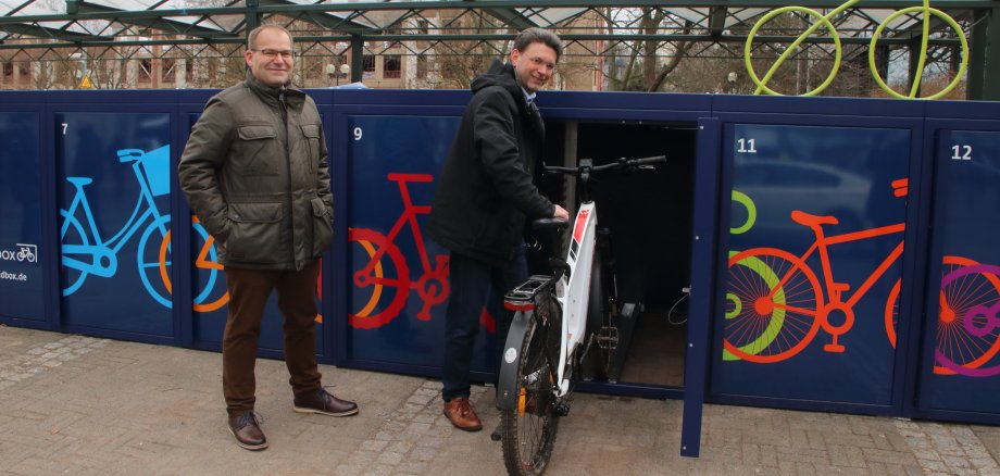 Bürgermeister Christoph Glogger (rechts) und Christian Wühl, Abteilungsleiter Planung und Angebot beim VRN (links) bei der Vorstellung der neuen VRNradboxen am Bad Dürkheimer Bahnhof.