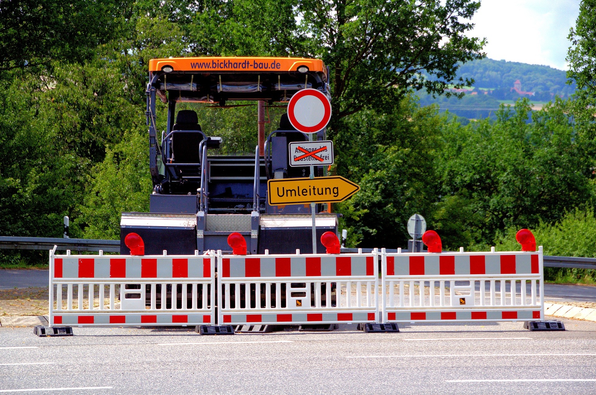Absperrung einer Straße Straßensperrung durch eine Baumaschine