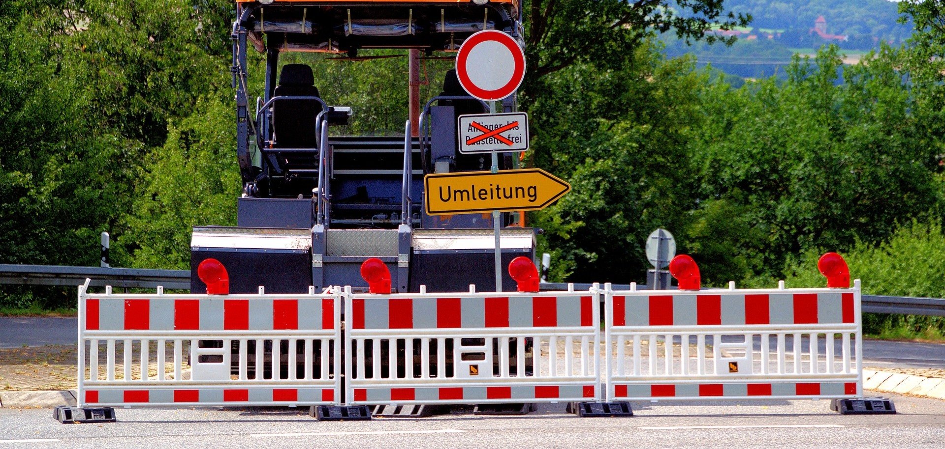 Straßensperrung durch eine Baumaschine