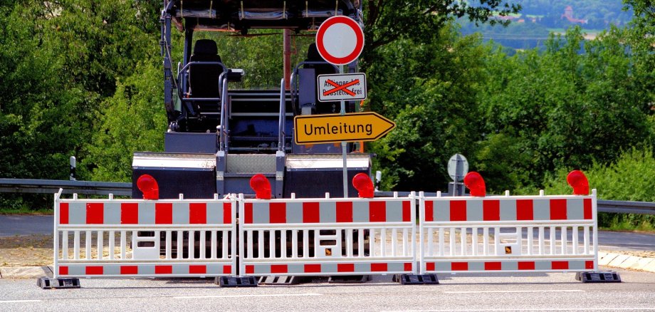 Straßensperrung durch eine Baumaschine