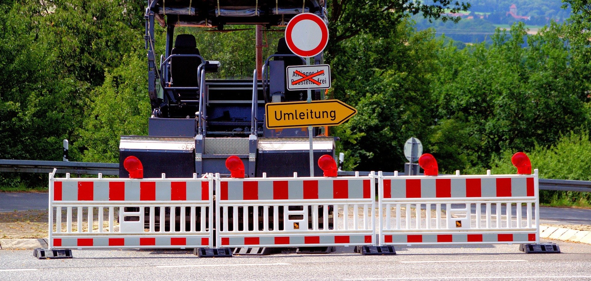 Straßensperrung durch eine Baumaschine