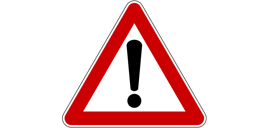 Straßenschild mit Ausrufezeichen als Symbol für Achtung Gefahrenstelle