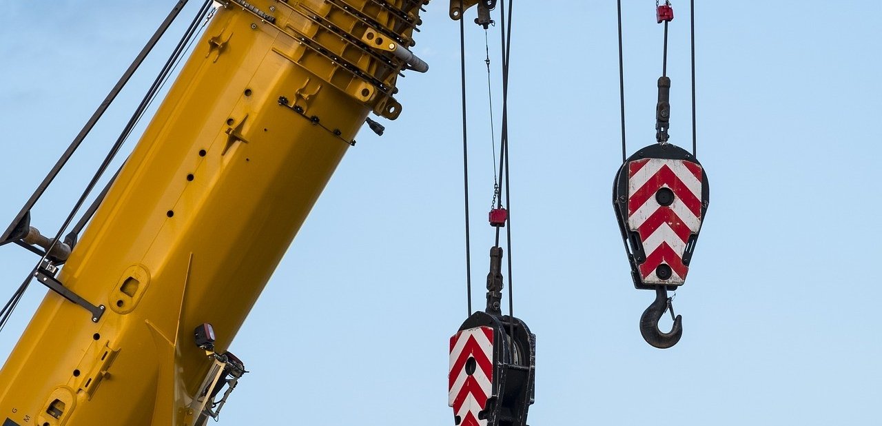 Autokran Autokran mit Eisenketten und Ösen