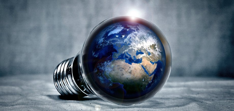Glühbirne mit Weltkugel als Sinnbild für Energiesparen 