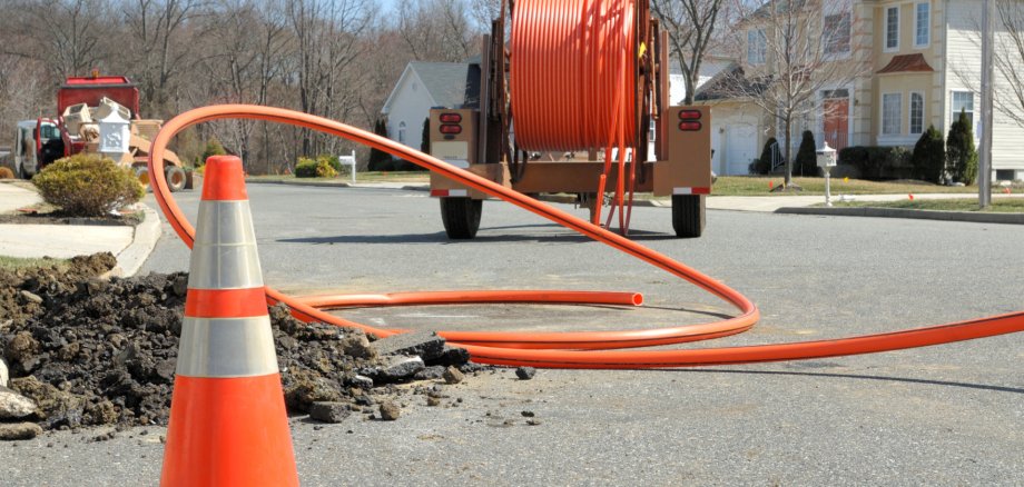 Glasfaserkabel Straße mit Glasfaserkabeltrommel