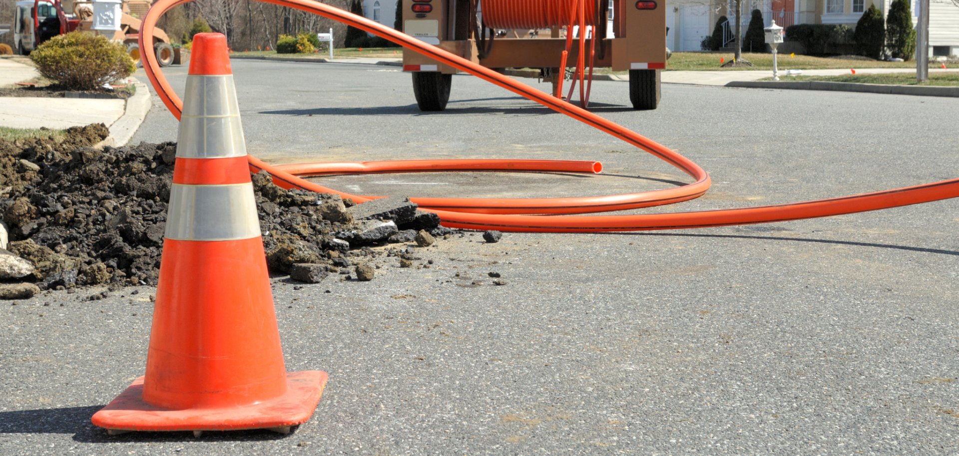 Glasfaserkabel Straße mit Glasfaserkabeltrommel