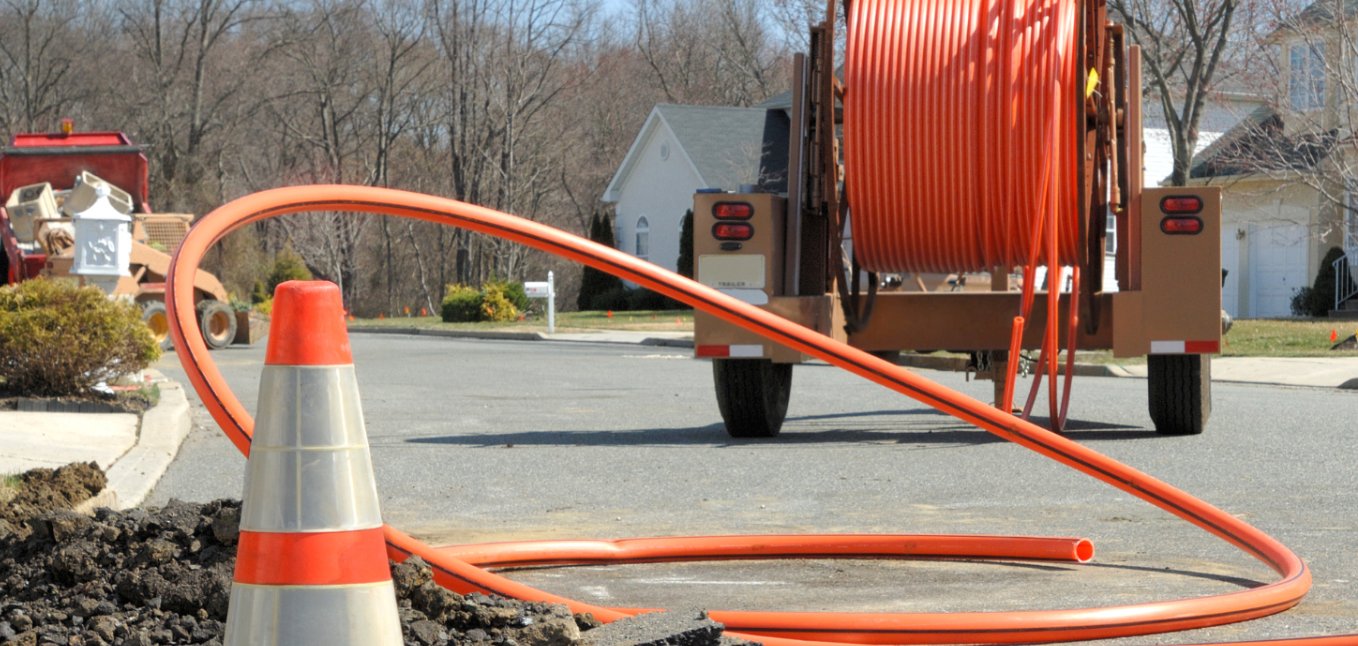 Glasfaserkabel Straße mit Glasfaserkabeltrommel