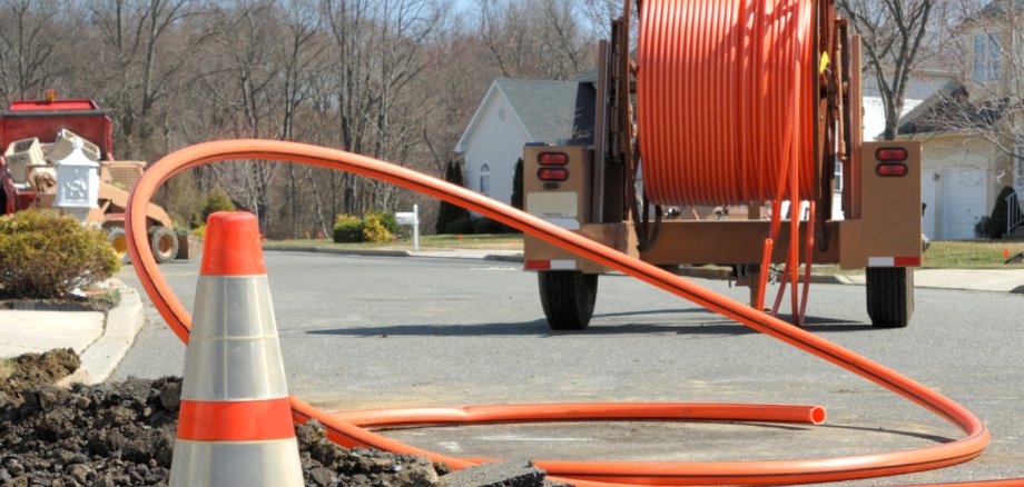 Glasfaserkabel Straße mit Glasfaserkabeltrommel