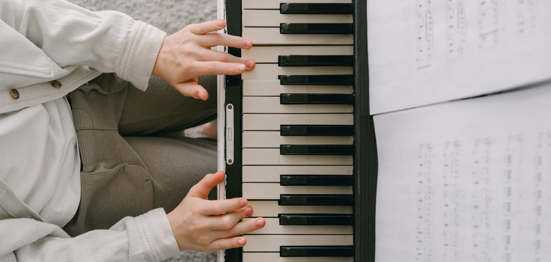 Kinderhände auf Klaviertasten