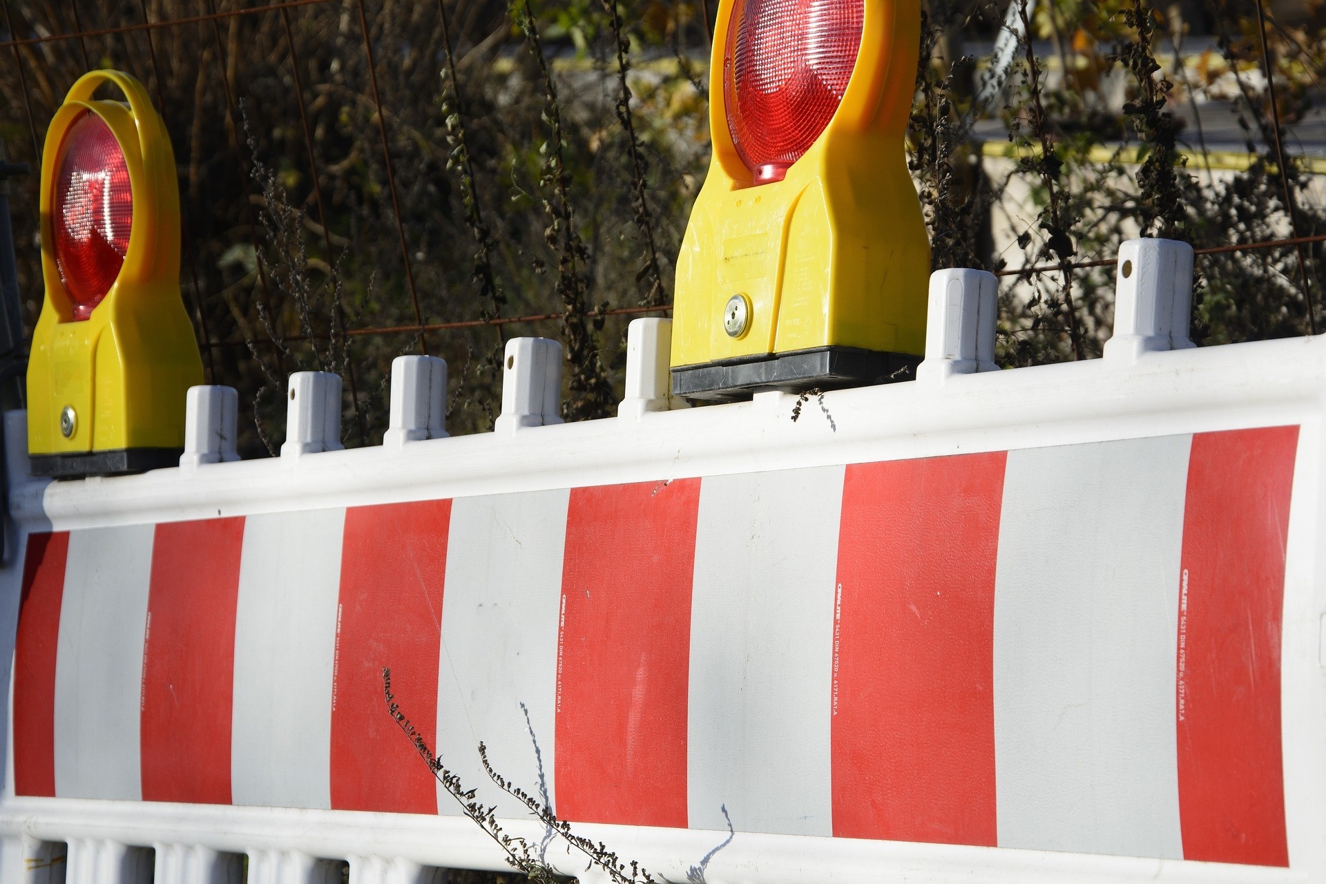 Straßensperrung Schild mit Leuchtsignal