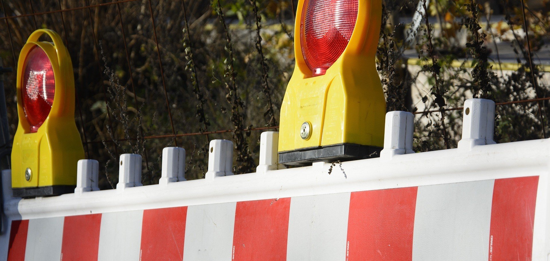 Straßensperrung Schild mit Leuchtsignal
