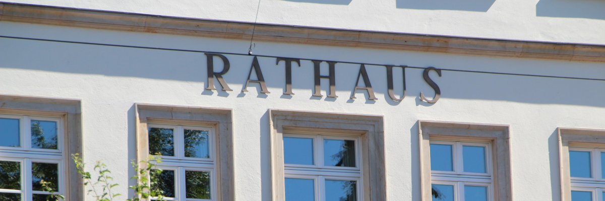 Rathaus Schriftzug RATHAUS am Gebäude Rathaus der Stadt Bad Dürkheim