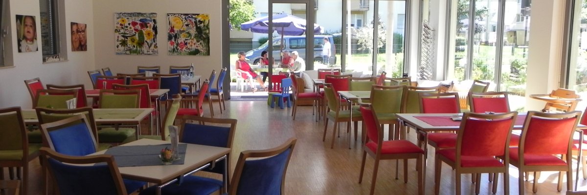MGH Pausenraum mit Tischen und Stühlen