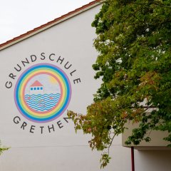 Logo am Schulgebäude 