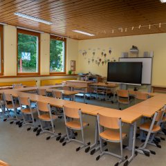 Tische und Stühle im Klassenraum