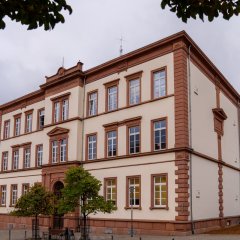 Schulgebäude im Grünen