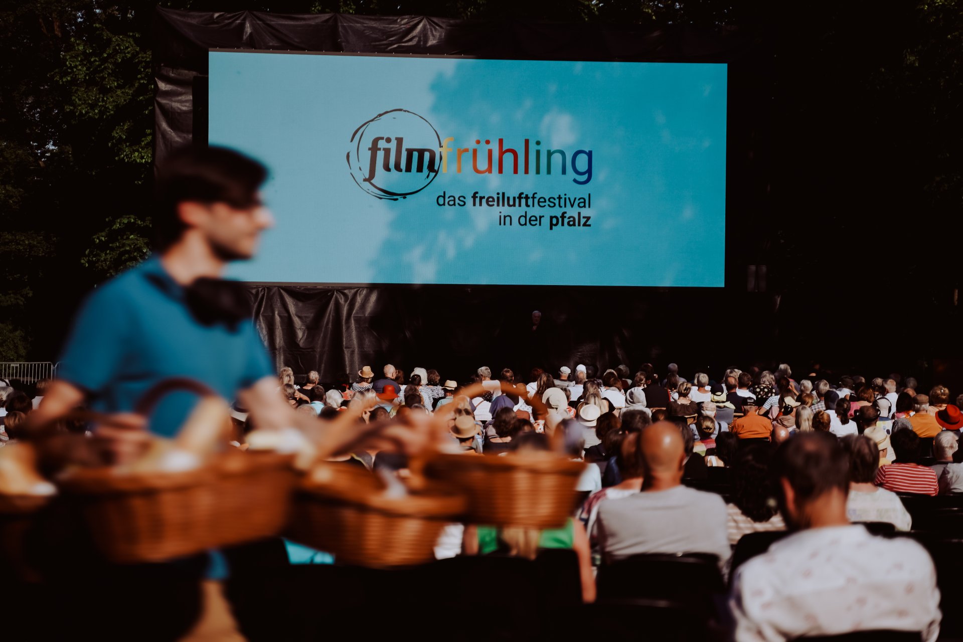 Filmfrühling Kinoleinwand Open Air mit Publikum