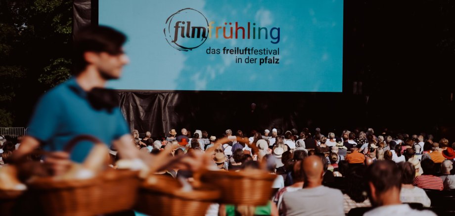 Filmfrühling Kinoleinwand Open Air mit Publikum
