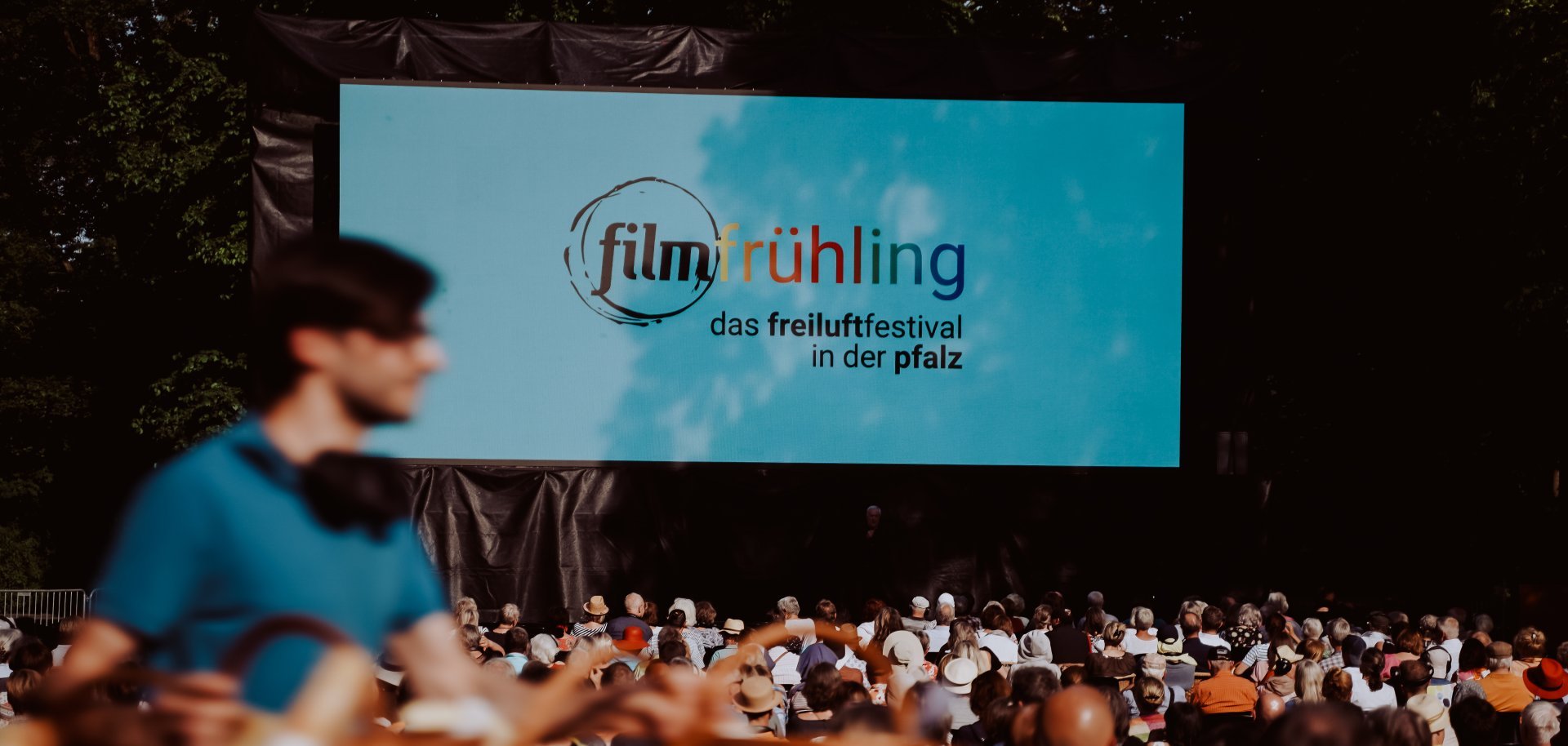 Filmfrühling Kinoleinwand Open-Air mit Publikum