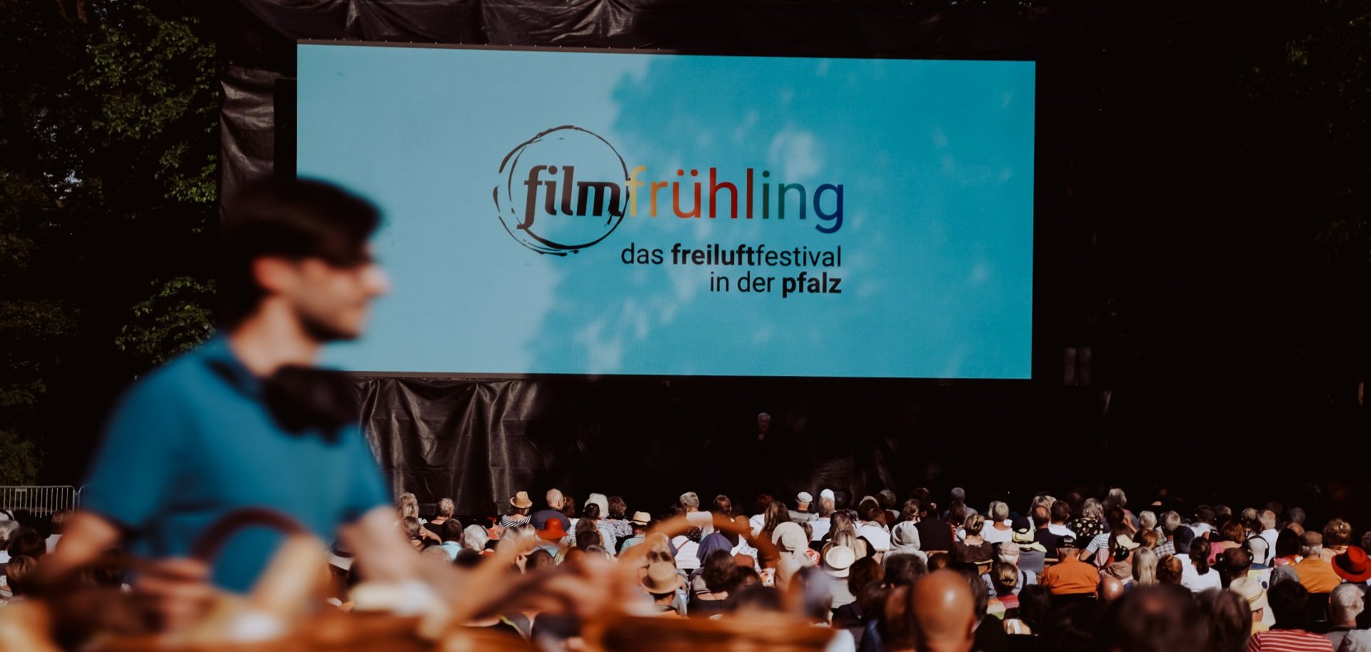 Filmfrühling Kinoleinwand Open Air mit Publikum