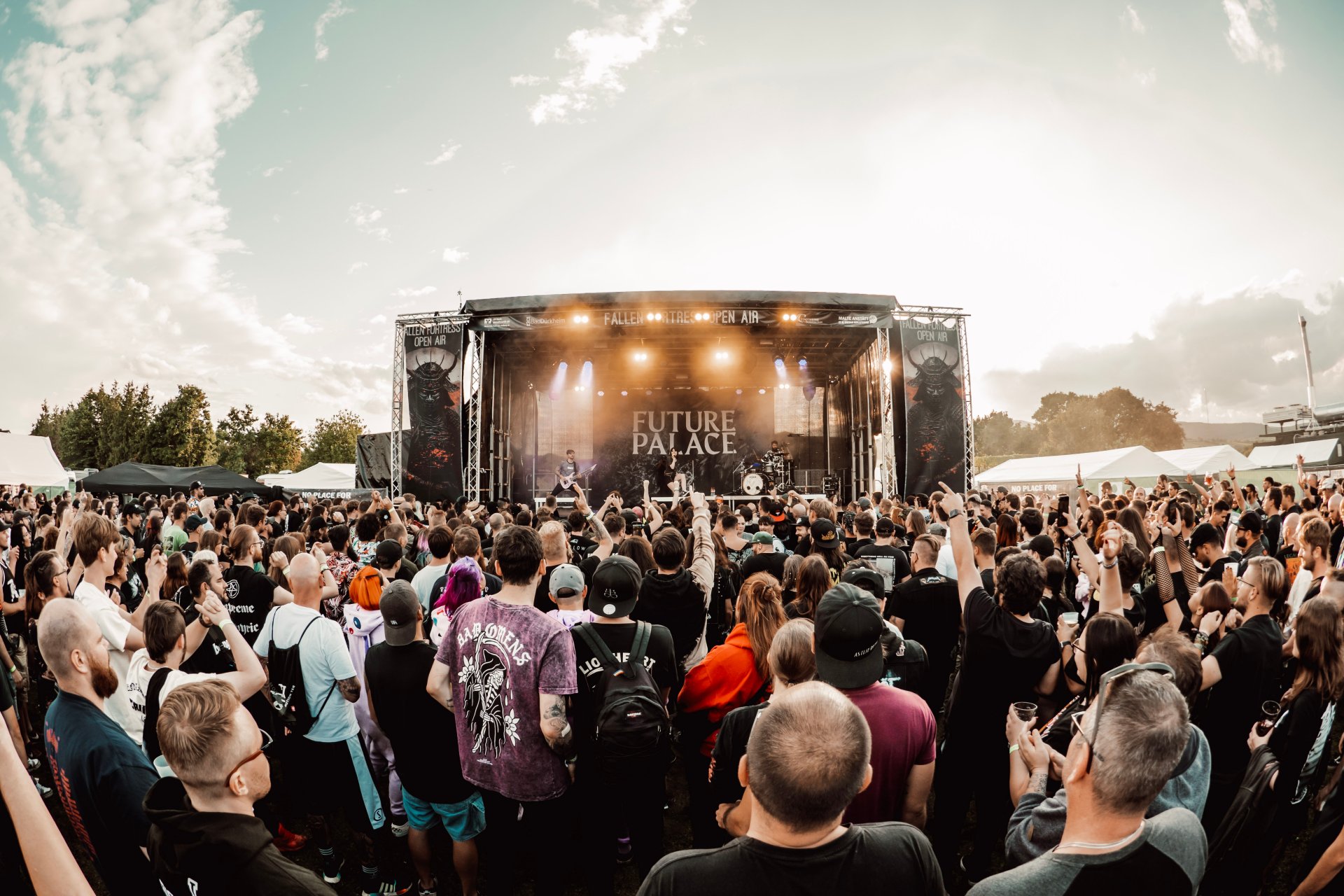 Open-Air-Konzert mit großer Menschenmenge, Bühne mit Band