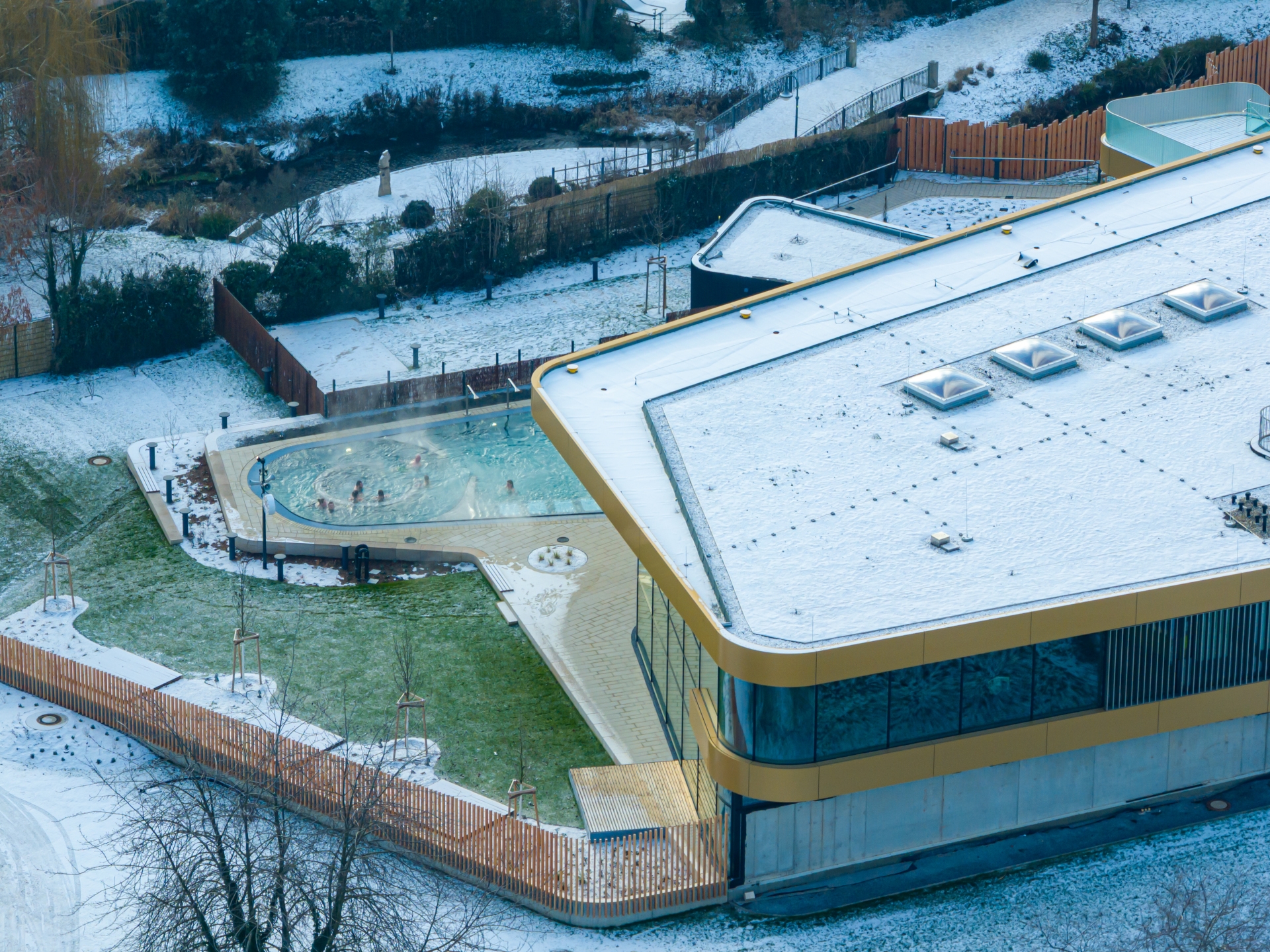 Luftbildaufnahme des Außenbeckens der Salinarium Bad Dürkheim Therme mit Blick auf das Außenbecken im Schnee.