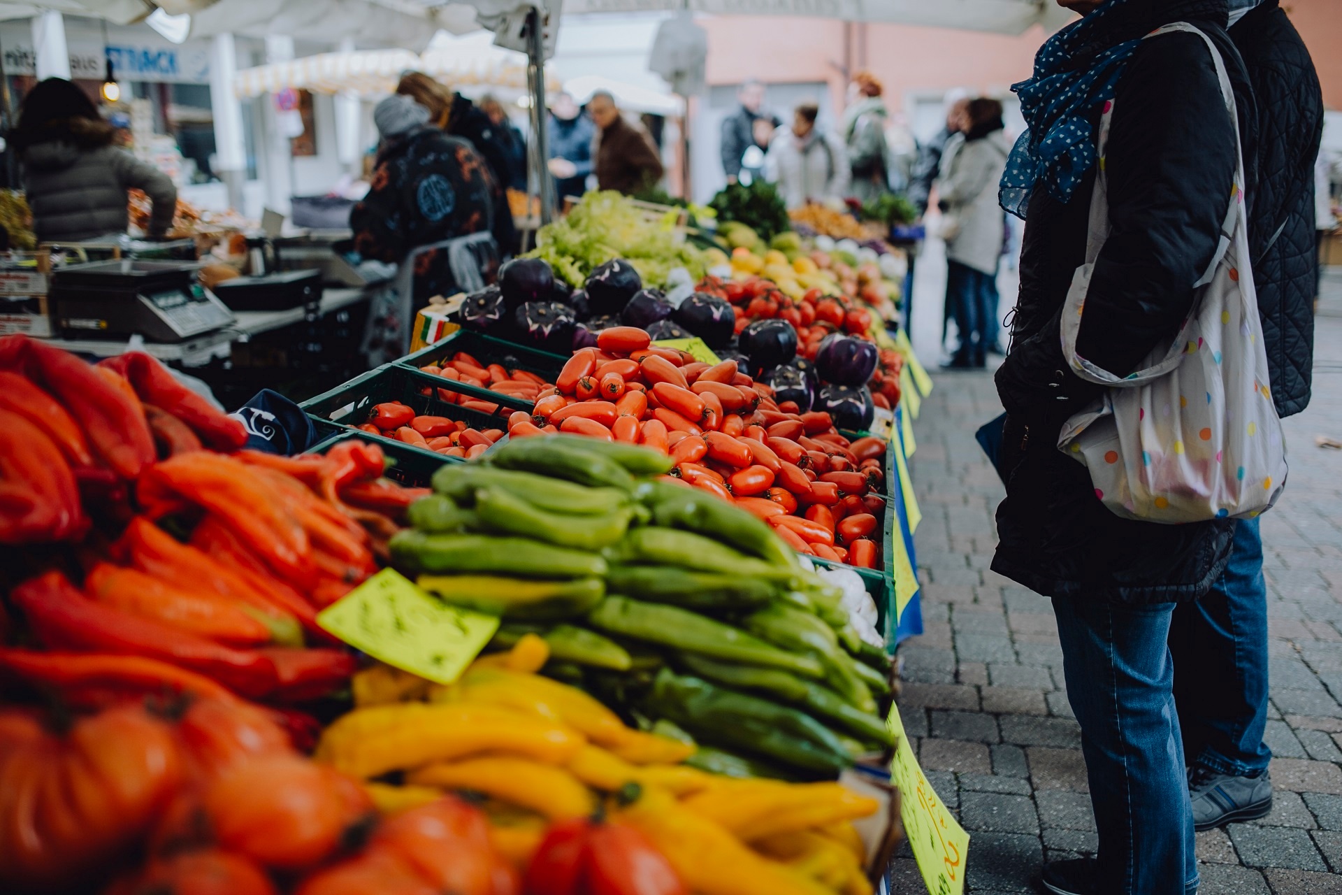 Marktstand mit Obst und Gemüse