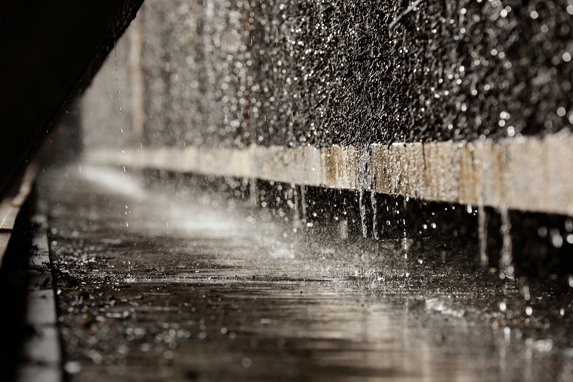 Nahaufnahme des Wassers welches am Gradierbau runtertröpfelt. Die Fotografie ist schwarz/weiß.