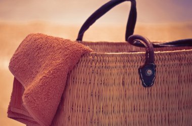 Eine Korbtasche mit orangenem Handtuch 
