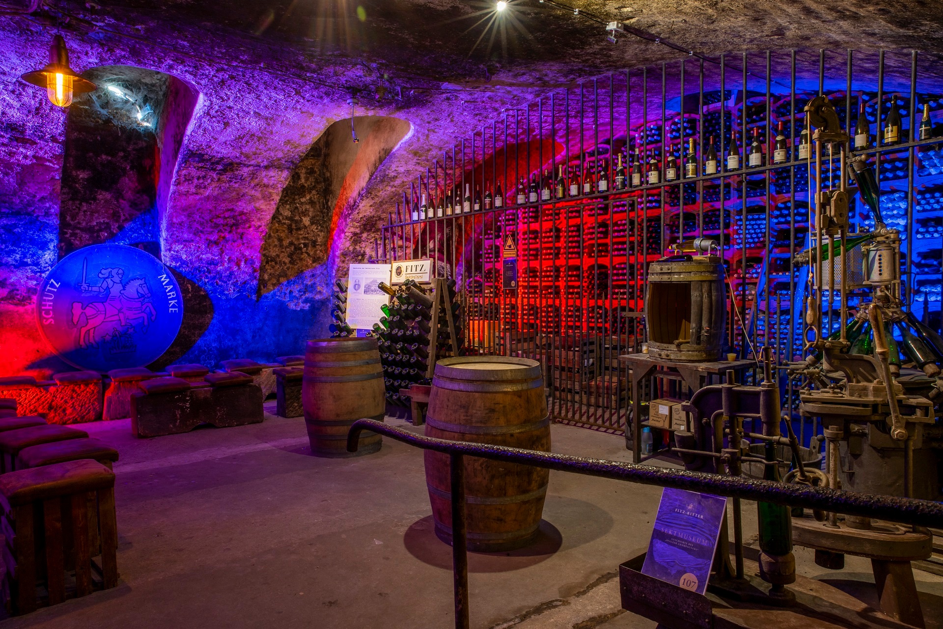 Die Weinflaschen und Weinfesser im Gewölbekeller sind bunt vor allem rosa-pink angestrahlt