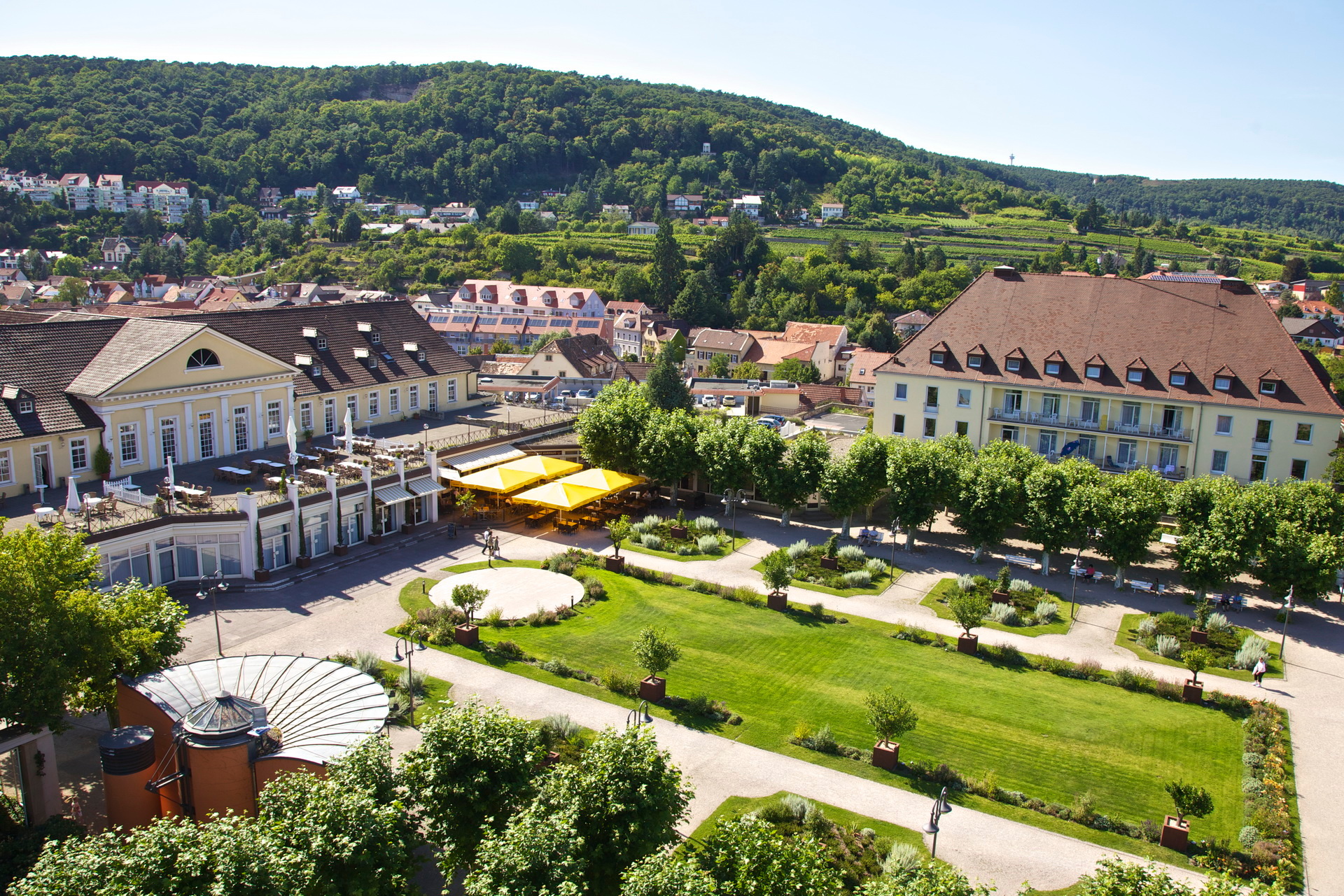 Luftaufnahme vom oberen Kurpark mit Hausansicht und den Terrassen vom Kurparkhotel.