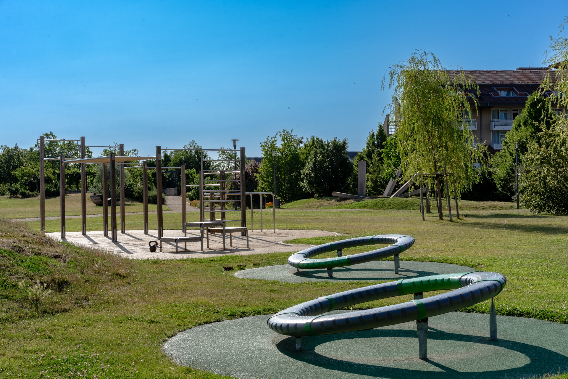 Spiel- und Sportgeräte Spiel- und Sportgeräte die auf der grünen Wiese des Kurparks zu sehen sind.