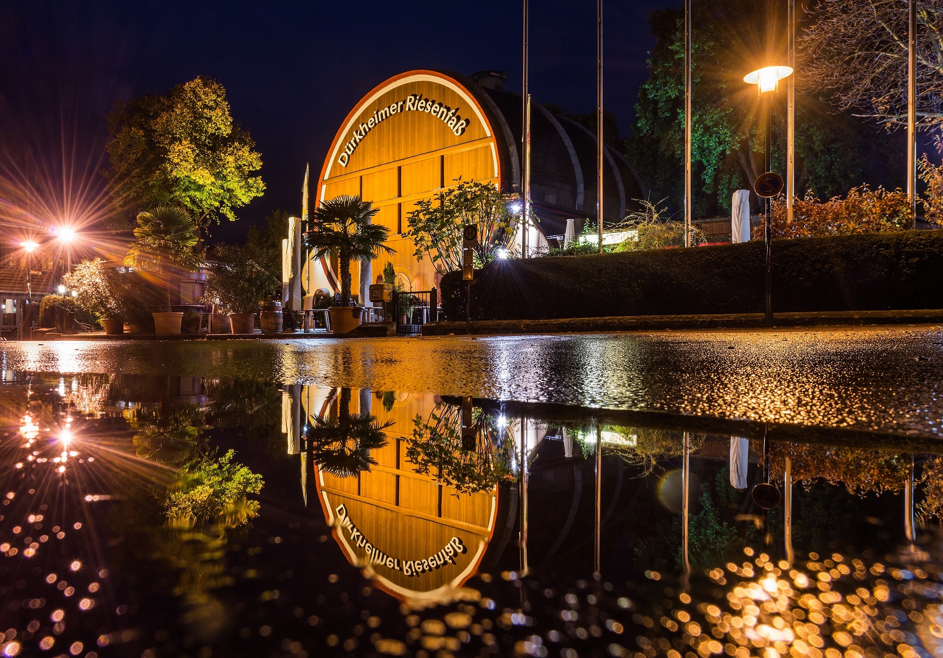 Riesenfass bei Nacht Das Bad Dürkheimer Nacht wird bei Nacht durch verschiedene Strahler beleuchtet. Der Himmel ist Pech schwarz und bildet einen tollen Kontrast zu dem beleuchteten Fass