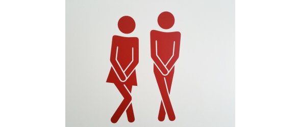Zwei gezeichnete Strichmännchen in roter Farbe die anzeigen, die anhand überkreuzter Beine andeuten, dass sie zur Toilette müssen.