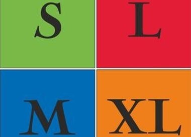 Viereck, dass in vier Kästchen farblich unterteilt ist. Links oben ein grünes Kästchen mit einem S, rechts oben ein rotes Kästchen mit einem L in der Mitte, links unten ein blaues Kästchen mit einem M in der Mitte und rechts unten ein orange farbenes Kästchen mit XL in der Mitte.